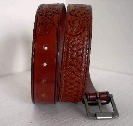 Kožený opasek zdobený basketem a vyřězávaný malým motivem květiny. Třikrát barvený a dvakrát lakovaný.